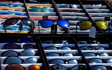 Sonnenbrillen mit verschiedenen Farben